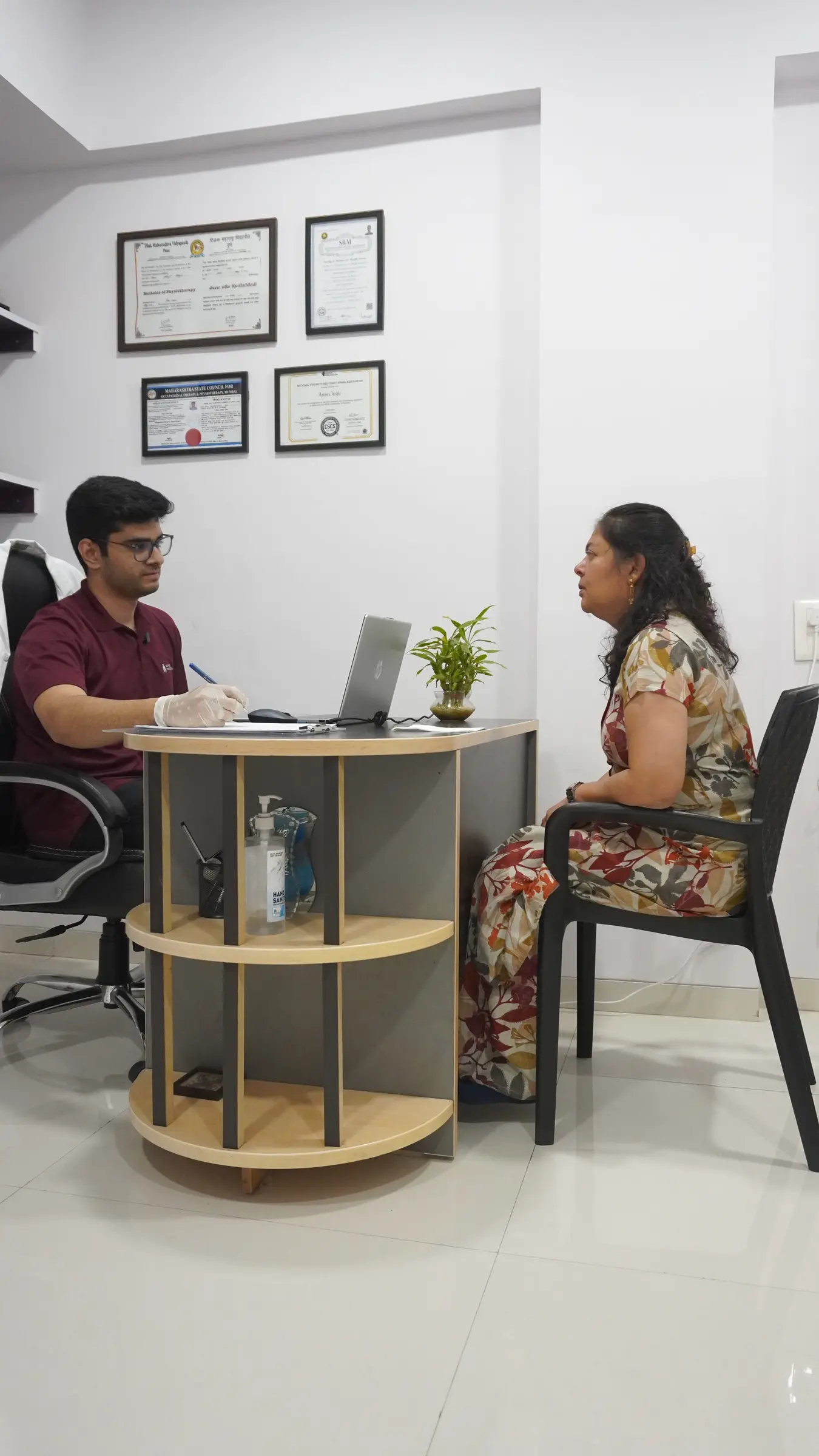 Physiotherapist speaking with a patient during a consultation